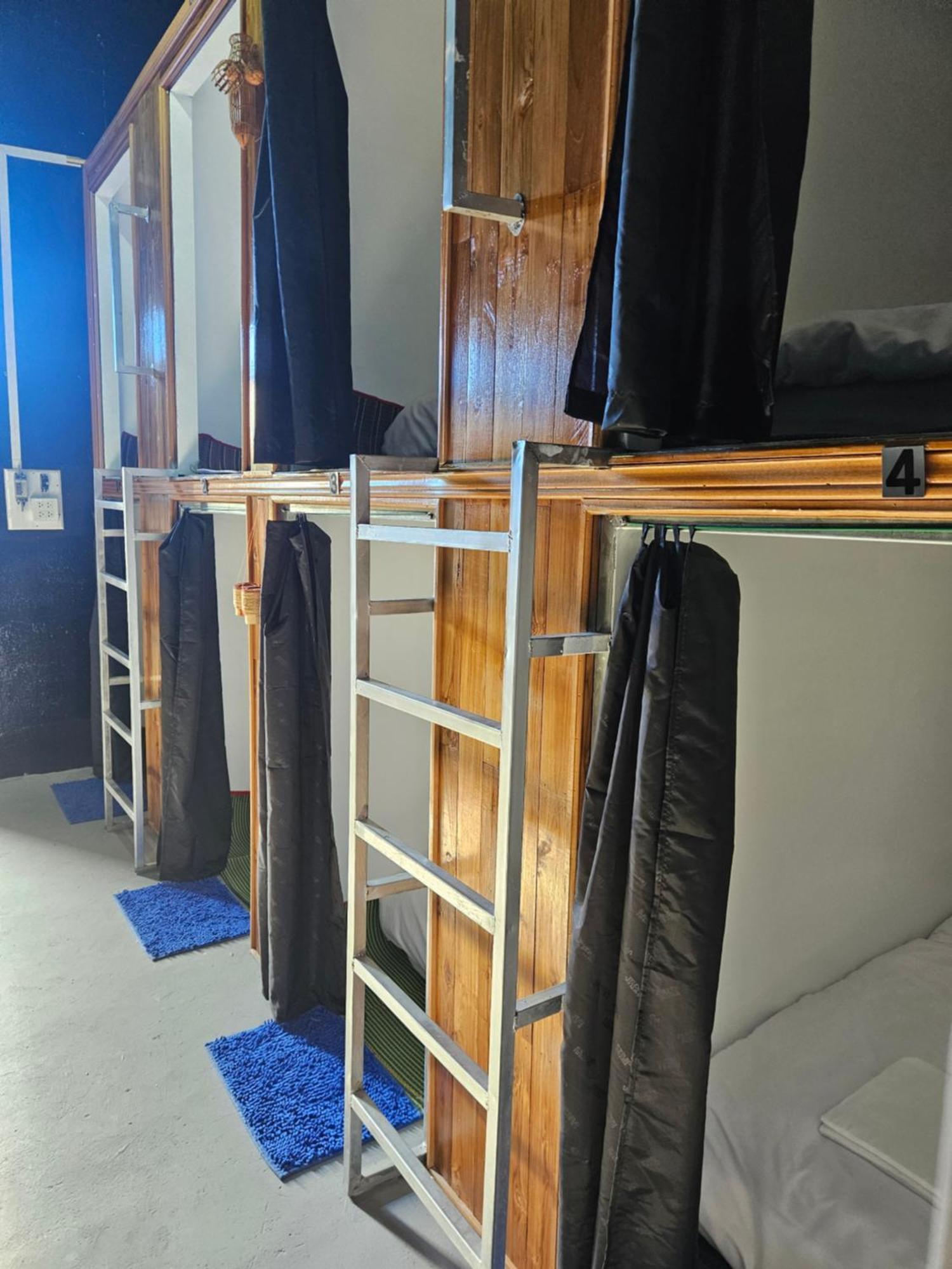 Kai Lions International Capsule Hostel Паксе Екстериор снимка