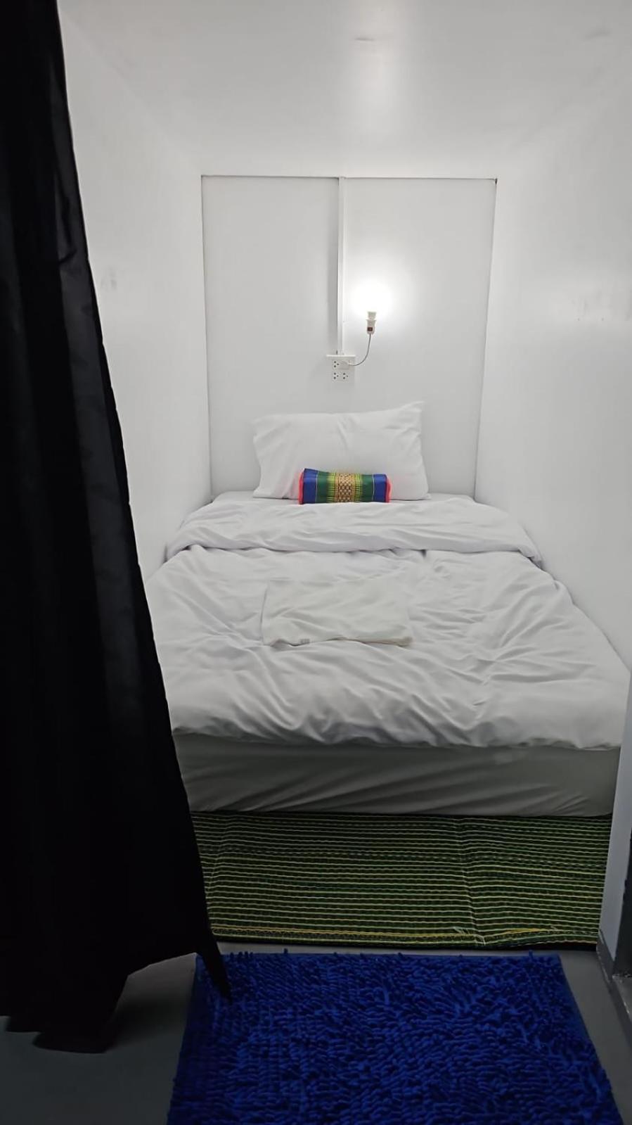 Kai Lions International Capsule Hostel Паксе Екстериор снимка